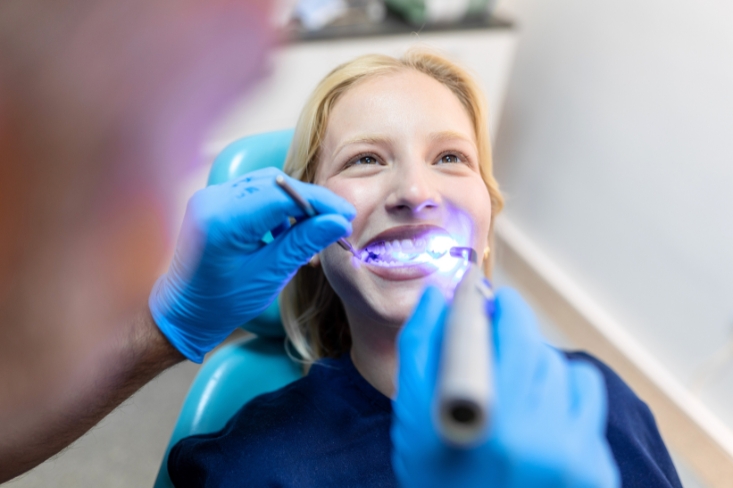 How do cosmetic dentists whiten teeth